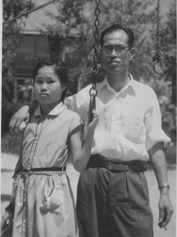 Fotografía de Sadako junto a su padre en julio de 1955 meses antes de su muerte.