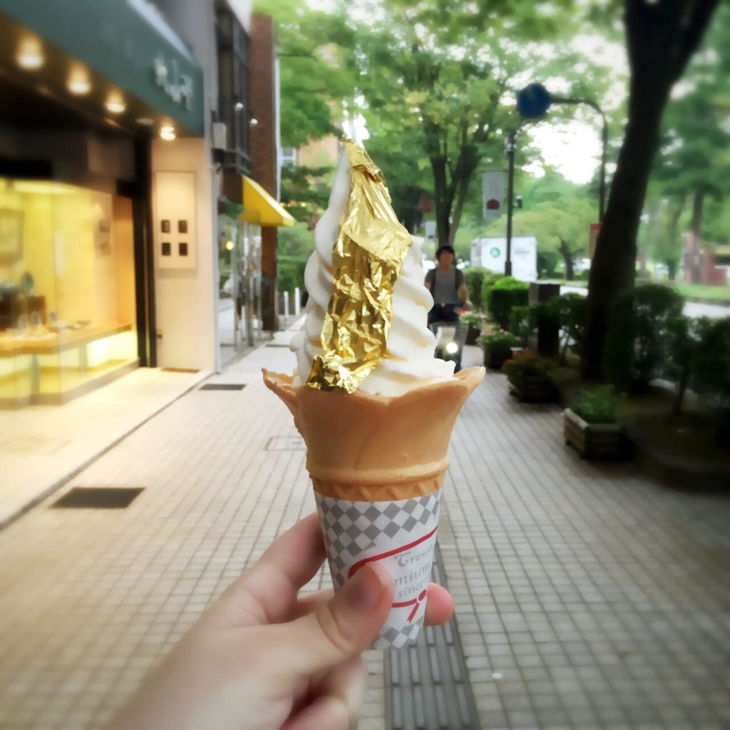 helado con cubierta de hoja de oro