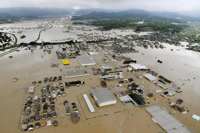 Las calles han quedado completamente inundadas en Kurashiki, prefectura de Okayama (Shingo Nishizume / AP)