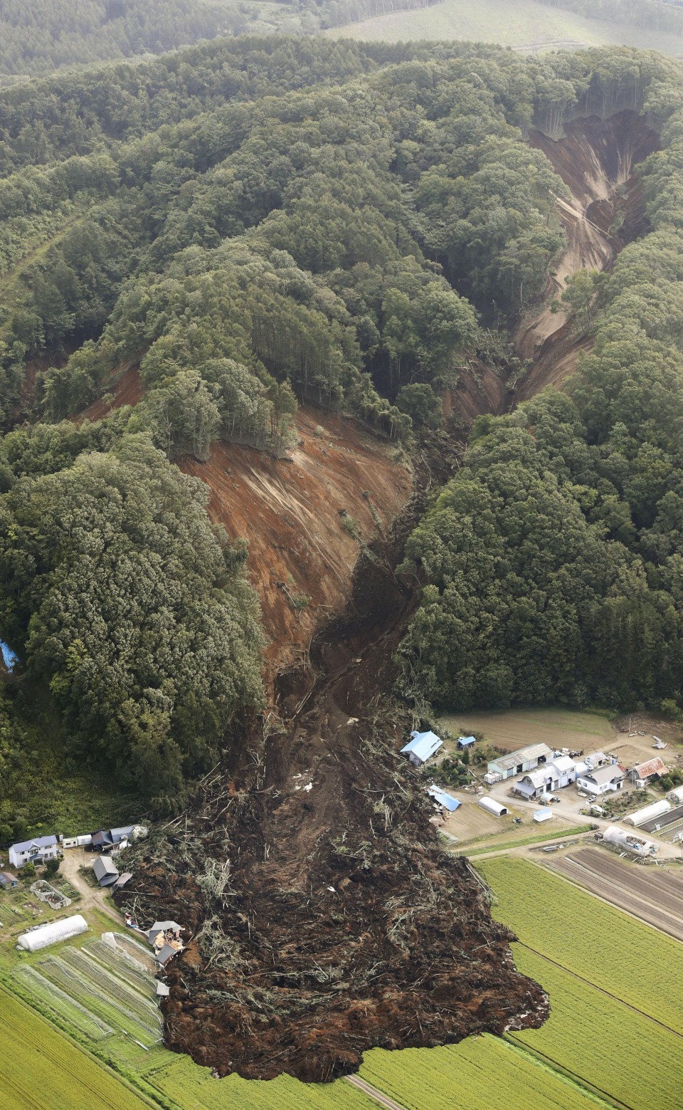 Derrumbes sepultan varias casas en el norte de Japón