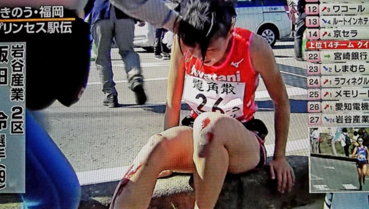 atleta japonesa maratón gateando
